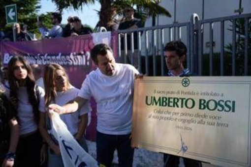 Pontida, Lega intitola pratone a Bossi. Salvini accolto da ovazione: "Si vince uniti"
