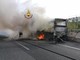 Roma, bus turistico in fiamme sul Gra: nube nera e traffico in tilt