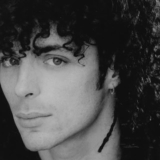 Alex Britti prima dei '7000 caffè': spunta la foto del 1994, ricci e sguardo intenso Alex Britti prima dei '7000 caffè': spunta la foto del 1994, ricci e sguardo intenso