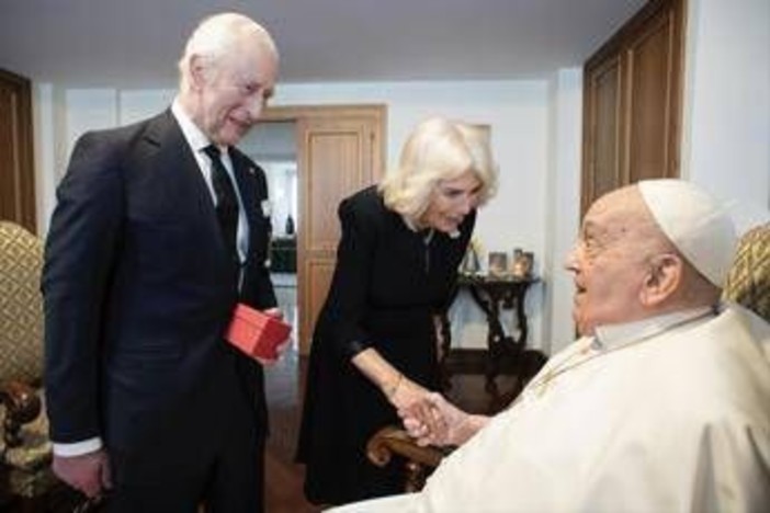 Carlo e Camilla, la benedizione (segreta) di Papa Francesco per l'anniversario