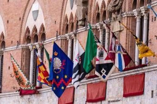 Palio di Siena, esposta la bandiera verde: rinviato per maltempo Palio di Siena, esposta la bandiera verde: rinviato per maltempo