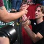 Roma-Fiorentina, Bove in lacrime per l'abbraccio della Curva Sud - Video