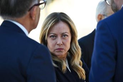Meloni a Bonaccini: "Italiani votano a destra perché hanno studiato poco? Noi non chiediamo titoli, li rispettiamo" Meloni a Bonaccini: "Italiani votano a destra perché hanno studiato poco? Noi non chiediamo titoli, li rispettiamo"