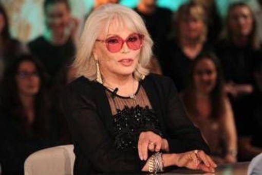 Amanda Lear a Belve: "Dalì era impotente, Bowie? Faceva un po' schifo..."