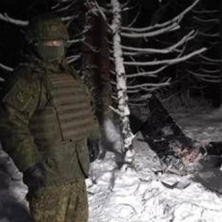 Ucraina, attacco alla residenza di Putin: Russia mostra il drone abbattuto