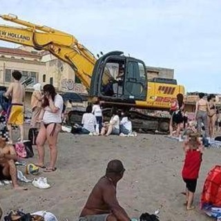 Ostia, &quot;ruspa tra i bagnanti in spiaggia, inaccettabile&quot;: la denuncia