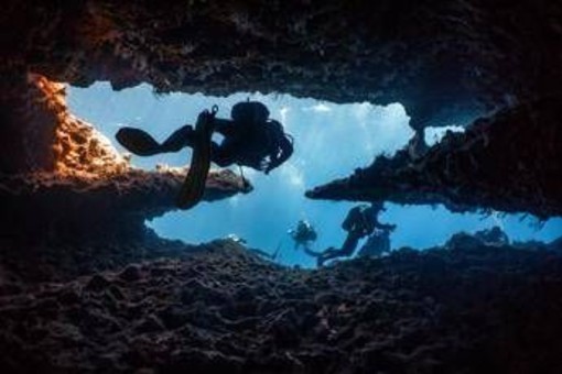 Maldive, recupero corpi dei sub in grotta: team internazionale pronto a nuova immersione
