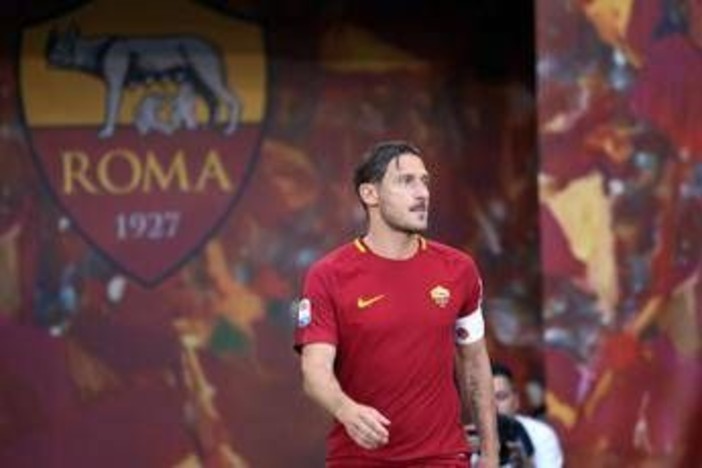 I 50 anni di Francesco Totti: mezzo secolo di classe, lealtà e amore eterno per la Roma I 50 anni di Francesco Totti: mezzo secolo di classe, lealtà e amore eterno per la Roma