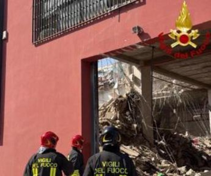 Messina, crolla edificio: vigili del fuoco cercano sei dispersi tra le macerie Messina, crolla edificio: vigili del fuoco cercano sei dispersi tra le macerie