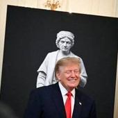 Trump festeggia Colombo alla Casa Bianca, caccia al voto degli italoamericani Trump festeggia Colombo alla Casa Bianca, caccia al voto degli italoamericani
