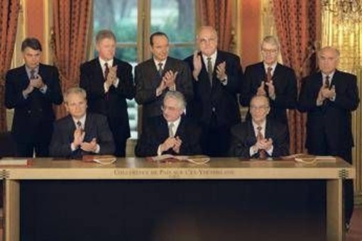 Le guerre non finiscono quando crediamo. La Bosnia e quella difesa europea che esiste già Le guerre non finiscono quando crediamo. La Bosnia e quella difesa europea che esiste già