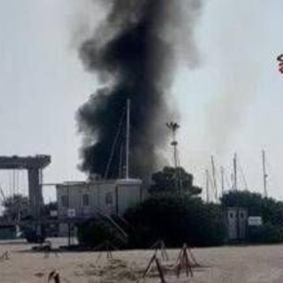 Incendio in un rimessaggio di barche a Ostia, alta colonna di fumo sul litorale romano