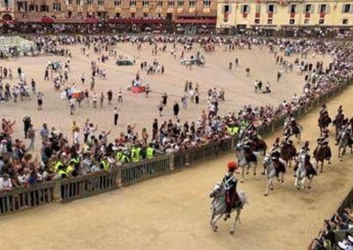 Palio Siena, il Nicchio torna a vincere dopo 28 anni: Tittia firma il cappotto personale