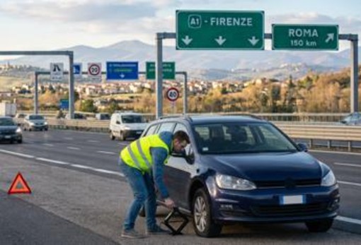 Controesodo, cosa fare se si buca una gomma in autostrada: 5 regole per evitare rischi Controesodo, cosa fare se si buca una gomma in autostrada: 5 regole per evitare rischi