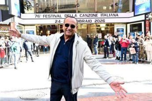 Sanremo, Carlo Conti batte il cinque: Festival 2026 tra prime volte e autocelebrazione