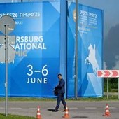 Ucraina-Russia, attacco di droni su San Pietroburgo. Trump: “Zelensky e Putin risolvano da soli”