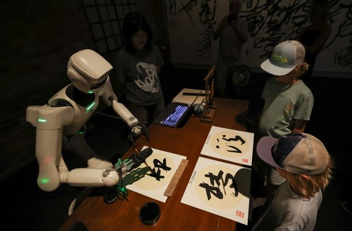 Biennale di Venezia, al padiglione cinese gli ideogrammi li scrive un robot