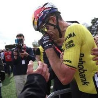Van Aert vince la Parigi-Roubaix davanti a Pogacar Van Aert vince la Parigi-Roubaix davanti a Pogacar