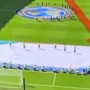 Mondiali, addetto Fifa intrappolato nella bandiera e 'salvato' Mondiali, addetto Fifa intrappolato nella bandiera e 'salvato'