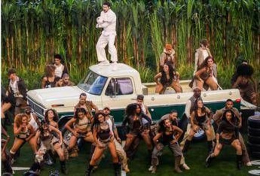 Super Bowl, Bad Bunny infiamma l’Halftime Show e Trump attacca: "Uno schiaffo agli Usa"