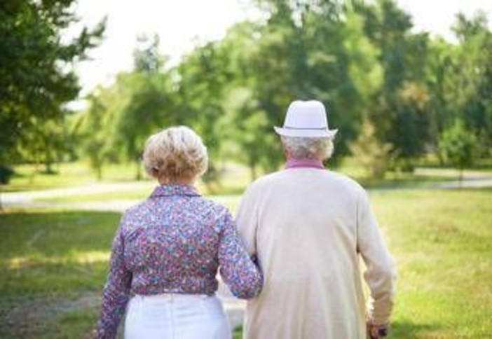 Eurispes: centenari più che raddoppiati in 16 anni in Italia e la quasi totalità vive in famiglia Eurispes: centenari più che raddoppiati in 16 anni in Italia e la quasi totalità vive in famiglia