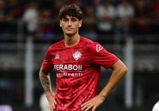Floriani Mussolini, esordio in A con la Cremonese: &quot;Un sogno&quot;. Dietro la maglia il nome per evitare polemiche