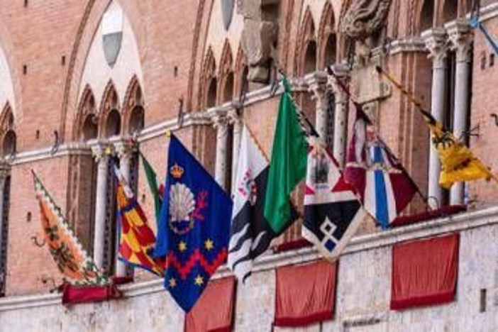 Palio di Siena, esposta la bandiera verde: rinviato per maltempo