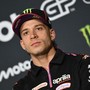 MotoGp, Bezzecchi si scusa: "Nessuna giustificazione". L'abbraccio con il marshall dopo la lite