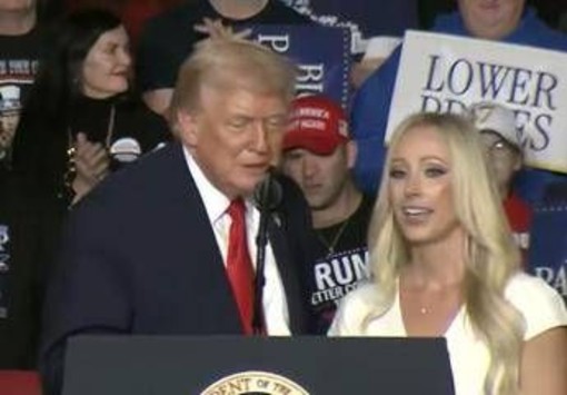 Trump e l'ammiratrice affascinante: "Sei bellissima, ora sono nei guai" Trump e l'ammiratrice affascinante: "Sei bellissima, ora sono nei guai"