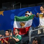 Iran, proteste fuori da stadio e 'vecchia' bandiera su spalti ai Mondiali
