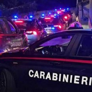 Commando assalta centro logistico a Lacchiarella, camion in fiamme e chiodi sulle strade