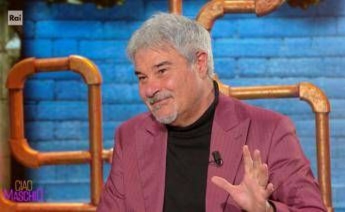 Pino Insegno si commuove a 'Ciao Maschio': "Mamma mi manca ogni giorno" Pino Insegno si commuove a 'Ciao Maschio': "Mamma mi manca ogni giorno"