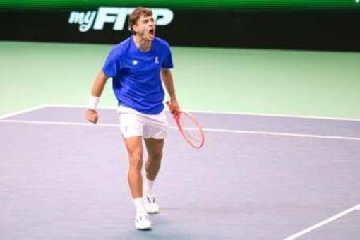 Cobolli e l'emozionante dedica a Bove dopo la vittoria in Coppa Davis - Il video