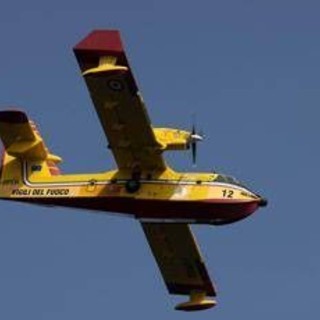 Incendio in Sardegna, case evacuate e Canadair in azione a La Maddalena