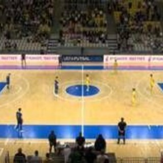 Ucraina, sfida aperta alla Uefa: minuto di silenzio nonostante il divieto - Video