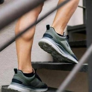 Le scale diventano una palestra, ecco i 7 esercizi per tutti