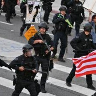 Usa, coprifuoco a Los Angeles. Trump: &quot;Manifestanti sono animali, pagati da qualcuno&quot;