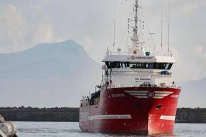 Life Support di Emergency salva 50 migranti: "Su barcone anche sette morti" Life Support di Emergency salva 50 migranti: "Su barcone anche sette morti"