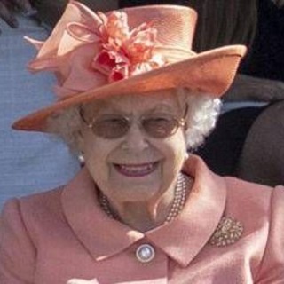 Londra, in mostra il sontuoso guardaroba della regina Elisabetta