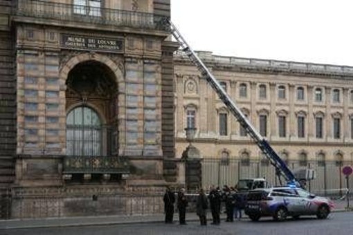 Una coppia con figli e altri piccoli criminali, ecco chi sono gli autori del colpo al Louvre Una coppia con figli e altri piccoli criminali, ecco chi sono gli autori del colpo al Louvre