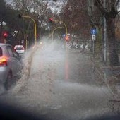 Maltempo, un morto nel Senese. Una donna annega in auto a Udine