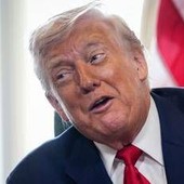 Trump: "Mi hanno detto che Mojtaba Khamenei è gay"