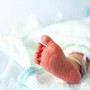 Va in ospedale con forti dolori e due ore dopo diventa mamma: la storia di Anna Wolfe, che non sapeva di essere incinta