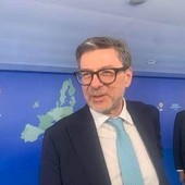 Manovra, Giorgetti: "A studio taglio tasse giovani, penso a flat tax 5% su aumenti stipendio" Manovra, Giorgetti: "A studio taglio tasse giovani, penso a flat tax 5% su aumenti stipendio"