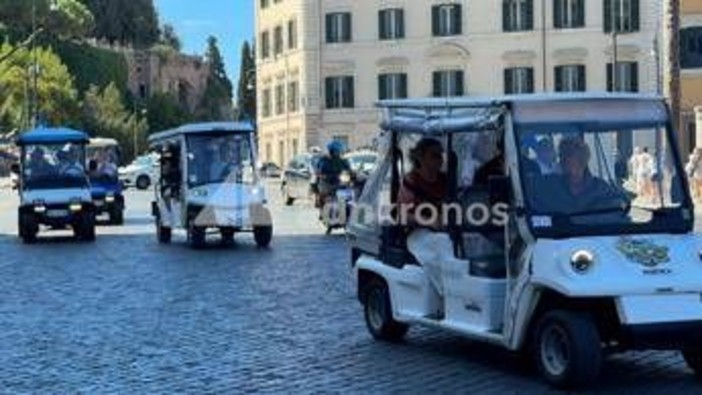 Roma invasa dalle golf car, una giungla senza regole né sicurezza: l'inchiesta Adnkronos