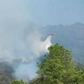 Fiamme sul Vesuvio, prefetto: &quot;Ancora al lavoro, incendio si sta marginalizzando&quot;