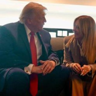 Trump contro Meloni: "Mi ha implorato per una foto". Premier ribatte: "Tutto inventato". E lui attacca su Hormuz