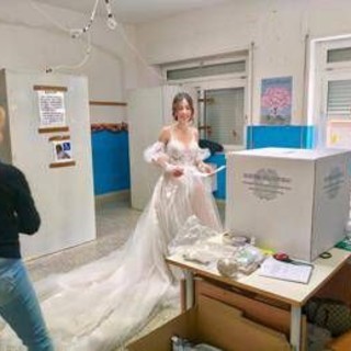 Calabria, al seggio in abito nuziale nel giorno del sì: la foto diventa virale