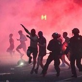 Francia, scontri dopo la vittoria del Psg in Champions: oltre 280 arresti a Parigi