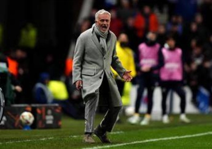Mourinho choc in Turchia: colpisce al volto allenatore del Galatasaray, maxi rissa - Video